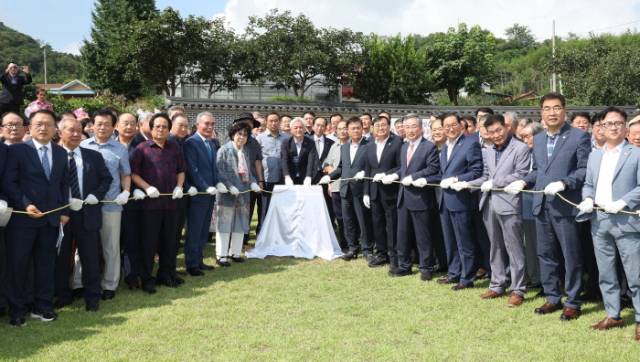 ▲정읍시 덕천면 신월리 증산 강일순 선생 탄생지에서 '전북 종교문화유산 제1호 지정 기념' 제막식이 열리고 있다. ⓒ정읍시