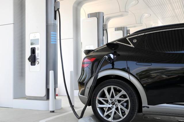 ▲충전 중인 전기자동차. ⓒ프레시안 DB