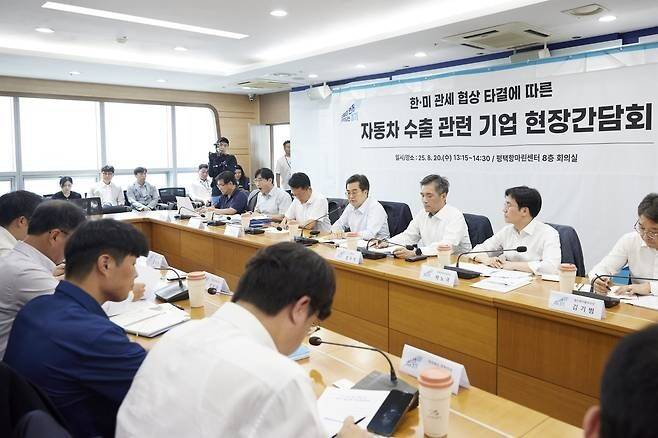 김동연 경기도지사가 20일 경기 평택항 마린센터에서 열린 ‘자동차 기업 및 부품기업 관계자 간담회’에서 도내 자동차 부품 기업 관계자 등과 대화하고 있다. 경기도 제공