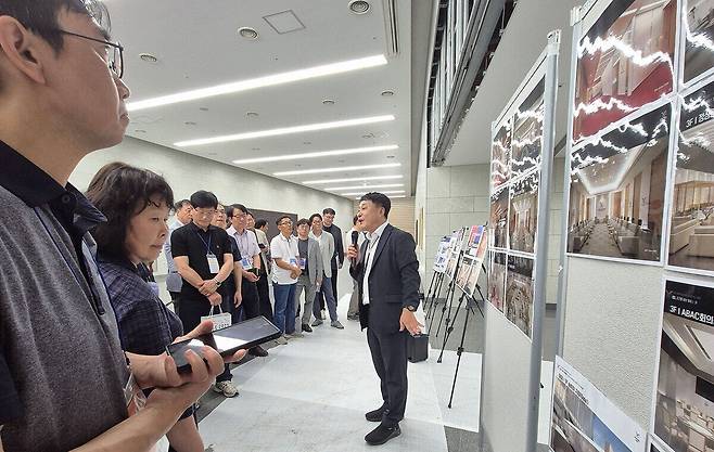 김상철 경북도 APEC 준비지원단장이 21일 정상회의가 열릴 경주화백컨벤션센터에서 브리핑을 하고 있다.&nbsp;