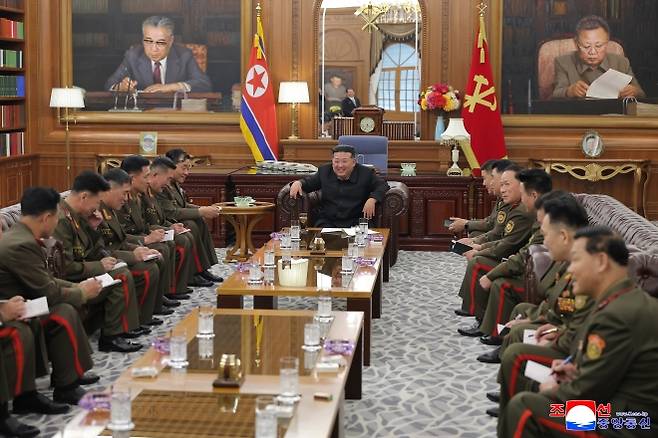 김정은 북한 국무위원장이 지난 20일 당 중앙위원회 본부청사에서 국가표창수여식 참석차 귀국한 해외작전부대 주요 지휘관들을 만났다고 조선중앙통신이 21일 보도했다. 2025.8.21 조선중앙통신 연합뉴스