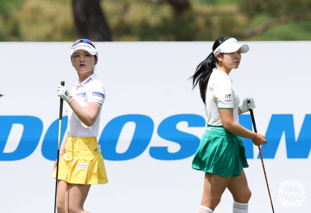 두산 매치플레이에서 맞대결을 하고 있는 이예원(왼쪽)과 유현조. 사진 제공=KLPGA