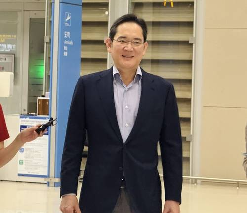 이재용 삼성전자 회장이 약 2주간의 미국 출장을 마치고 지난 15일 새벽 인천국제공항을 통해 입국하고 있다. 연합뉴스