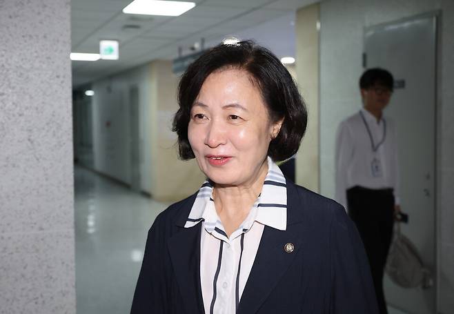 주식 차명거래 의혹에 휘말린 이춘석 의원의 사임으로 공석이 된 국회 법제사법위원회 위원장에 내정된 추미애 더불어민주당 의원이 6일 서울 여의도 국회 의원회관 내 자신의 의원실로 들어가고 있다. ⓒ연합뉴스