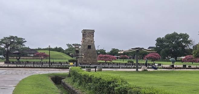 &nbsp;경주역사문화유적지구에 자리하고 있는 국보 제 31호 첨성대. 신라시대 천체의 움직임을 관찰하던 천문 관측대로&nbsp; 신라 27대 선덕여왕(632~647) 때에 쌓은 것으로 전해진다. ⓒ 이승표기자