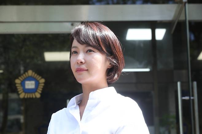 특정경제범죄 가중 처벌 등에 관한 법률 위반(횡령) 혐의로 기소된 배우 황정음이 21일 결심 공판에서 징역 3년을 구형받고 법원을 나오면서 취재진의 질문을 받고 있다. 연합뉴스