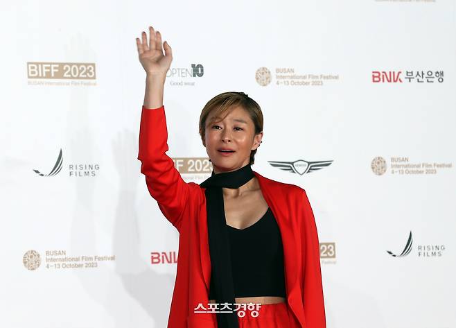 배우 예지원이 2023년 10월 부산 해운대구 영화의 전당에서 열린 제28회 부산국제영화제(BIFF) 개막식 레드카펫 행사에서 포즈를 취하고 있다. 정지윤 선임기자
