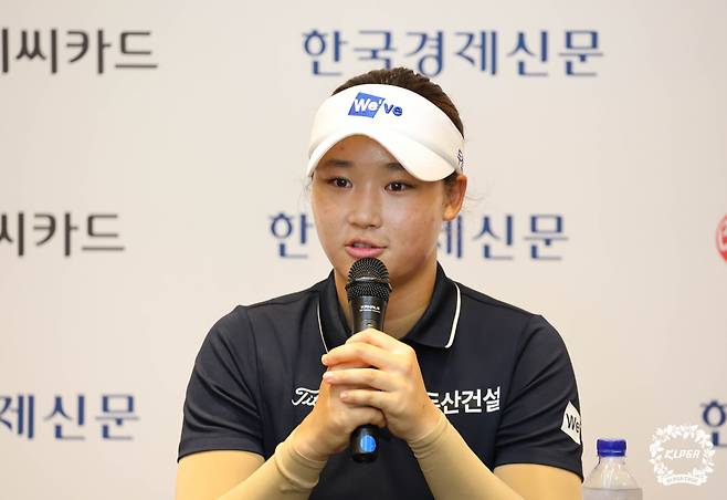 김민솔이 21일 KLPGA 투어 BC카드·한경 레이디스컵 1라운드에 코스 레코드를 세운 뒤 기자회견을 하고 있다. KLPGA  제공