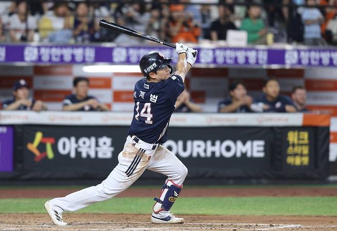두산 박계범이 21일 대전 한화생명볼파크에서 열린 2025 프로야구 한화와 원정 경기에서 7회초 류현진을 상대로 만루홈런을 치고 있다.   두산 베어스 제공