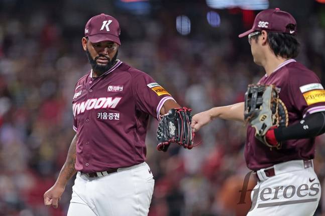 이닝을 마친 알칸타라(왼쪽)가 동료와 하이파이브를 하고 있다. /사진=키움 히어로즈 제공