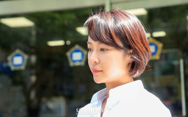 [제주=뉴시스] 우장호 기자 = 배우 황정음이 21일 오후 제주시 이도2동 제주지방법원에서 열린 특정경제범죄 가중 처벌 등에 관한 법률 위반(횡령) 혐의 사건 결심공판 출석 후 법원을 빠져나가고 있다. 2025.08.21. woo1223@newsis.com /사진=우장호