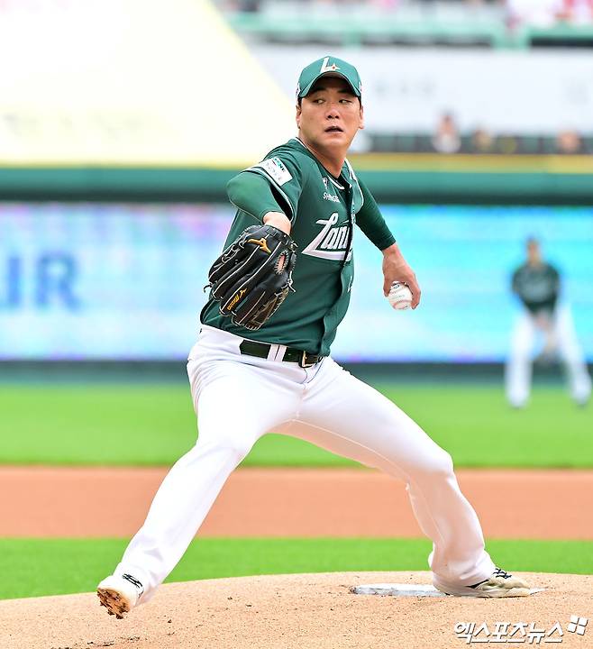 SSG 랜더스 선발투수 김광현이 올해 정규시즌 경기에 선발 등판해 투구하고 있다. 엑스포츠뉴스 DB