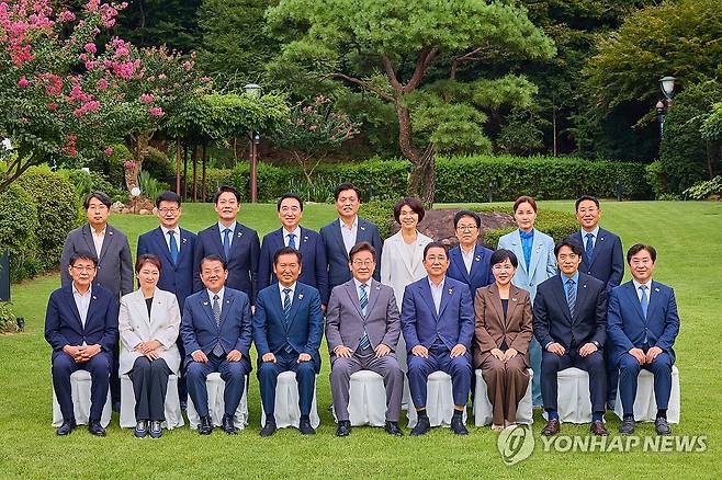 이재명 대통령, 민주당 지도부와 만찬 (서울=연합뉴스) 이재명 대통령이 20일 서울 한남동 관저에서 더불어민주당 정청래 대표, 김병기 원내대표 등 지도부와 만찬 전 기념 촬영을 하고 있다. 2025.8.20 [대통령실 제공. 재판매 및 DB 금지] photo@yna.co.kr