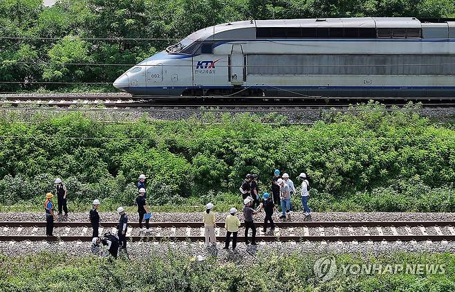 청도 열차사고 합동 감식 (청도=연합뉴스) 윤관식 기자 = 20일 경북 청도군 화양읍 삼신리 청도소싸움 경기장 인근 경부선 철로에서 전날 발생한 열차 사고에 대한 유관기관 합동 감식이 진행되고 있다.
    전날 이곳에서는 무궁화호 열차가 선로 인근에서 작업 중이던 근로자 7명을 치어 2명이 사망하고 5명이 다치는 사고가 났다. 2025.8.20 psik@yna.co.kr