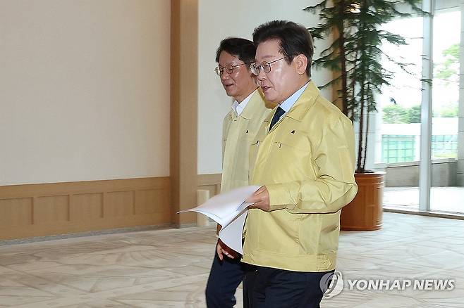 출근하는 이재명 대통령 (서울=연합뉴스) 홍해인 기자 = 이재명 대통령이 21일 서울 용산 대통령실 청사로 출근하고 있다. 2025.8.21 [대통령실통신사진기자단] hihong@yna.co.kr