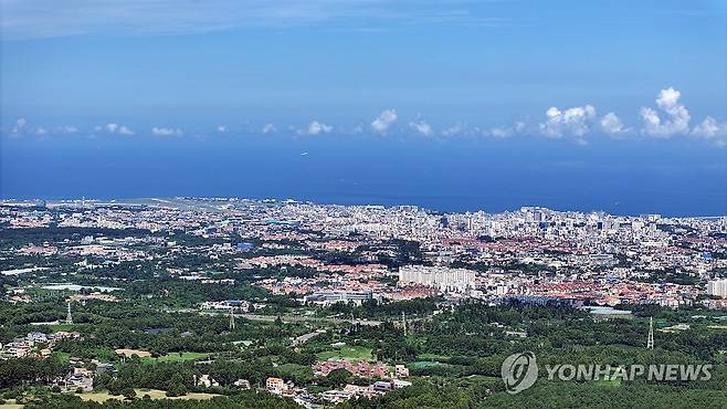 제주시 도심 (제주=연합뉴스) 박지호 기자 = 21일 오전 제주시 아라동에서 바라본 제주시 도심의 모습. 2025.8.21 jihopark@yna.co.kr