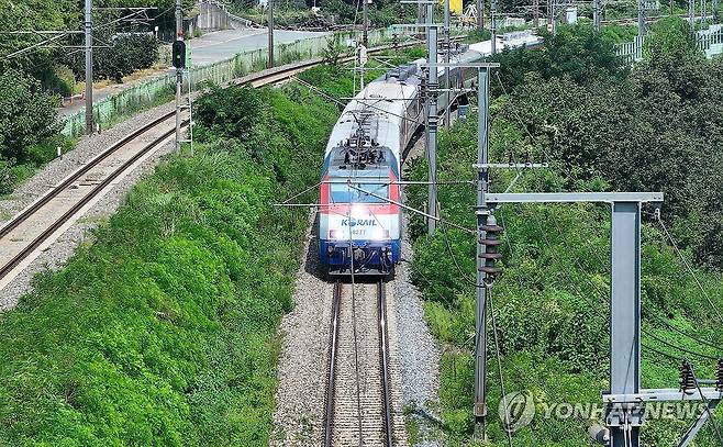 청도 열차 사고 사흘째…사고지점 지나는 무궁화호 열차 (청도=연합뉴스) 윤관식 기자 = 21일 경북 청도군 화양읍 삼신리 청도소싸움 경기장 인근 경부선 철로로 무궁화호 열차가 지나가고 있다. 해당 장소에서는 지난 19일 작업자 7명이 무궁화호에 치이는 사고가 났다. 2025.8.21 psik@yna.co.kr