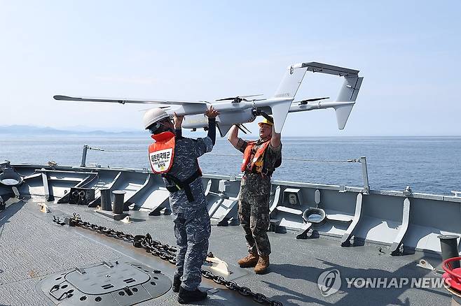 해군 1함대-국군대전병원 합동 의무지원 훈련 (동해=연합뉴스) 21일 동해 해상에서 실시한 '해군 1함대-국군대전병원 합동 의무지원 훈련'에서 국군대전병원 드론팀과 현시학함 장병이 환자 검채를 드론을 활용해 함대 의무대로 보내고 있다. 2025.8.21 [해군 1함대사령부 제공. 재판매 및 DB 금지] yoo21@yna.co.kr