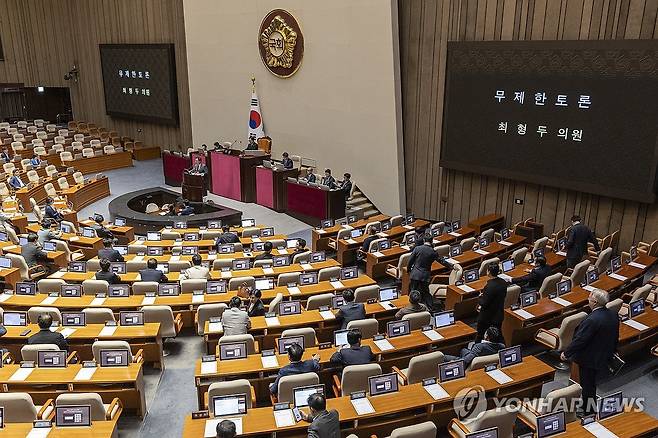 EBS법 무제한 토론 시작 (서울=연합뉴스) 황광모 기자 = 21일 서울 여의도 국회 본회의에서 국민의힘 최형두 의원이 EBS법 개정안 무제한 토론을 시작하고 있다. 2025.8.21 hkmpooh@yna.co.kr