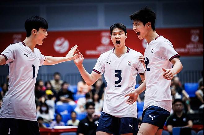득점 후 기뻐하는 한국 U-21남자배구 대표팀 선수들  [FIVB 홈피 캡처. 재판매 및 DB 금지]