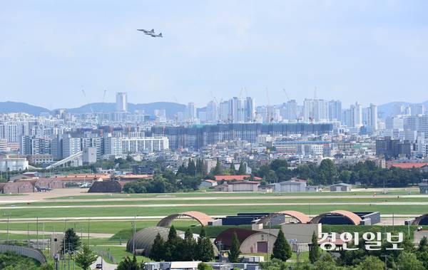 이재명 정부 국정과제에 경기북도 설치와 경기국제공항 등의 사업은 포함되지 않아 추가적인 협의가 필요한 상황이다. 사진은 수원 군공항 모습. /경인일보DB