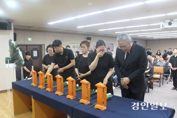 22일 오전 부천시의회 3층 대회의실에서 ‘부천호텔화재참사’ 1주기 추모식이 열린 가운데 유가족 및 참석자들이 눈물 속에 희생자들을 기리기 위해 헌화하고 있다. 2025.8.22 /김연태기자 kyt@kyeongin.com