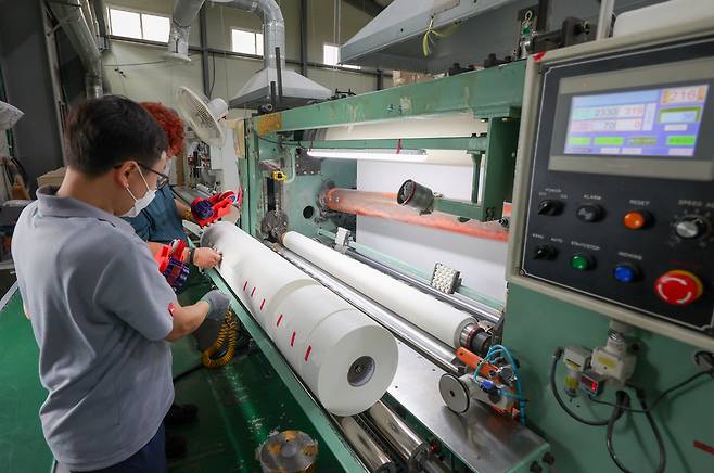 ▲ 21일 오전 화성시 남양읍 천주교수원교구사회복지회 행복한 일터에서 직원들이 각종 휴지류 물품을 만들고 있다. /전광현 기자 maggie@incheonilbo.com