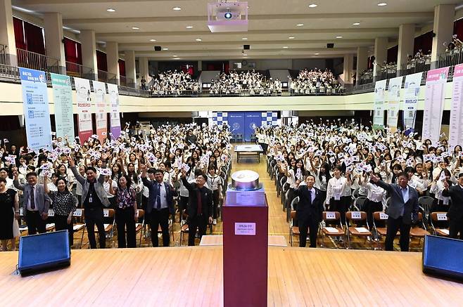 ▲ 22일 오전 매향여자정보고등학교 강당에서 광복 80주년을 기념한 타임캡슐 봉입식이 개최된 가운데 참석자들이 기념사진을 찍고 있다. /사진제공=매향여자정보고