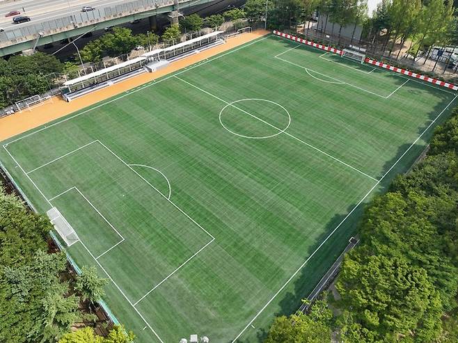 새로 인조잔디를 설치한 자유공원 축구장 모습. 사진=안양시