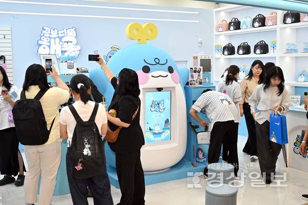 울산문화관광재단은 문화도시 울산 브랜드 '꿈보다 해몽' 팝업 홍보관 개관식을 22일 울산시 남구 삼산동 업스퀘어 4층에서 열었다. 김도현 기자 do@ksilbo.co.kr