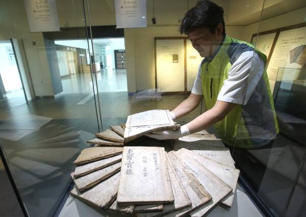 산청 학의학발물관에 전시된 허준 '동의보감'.