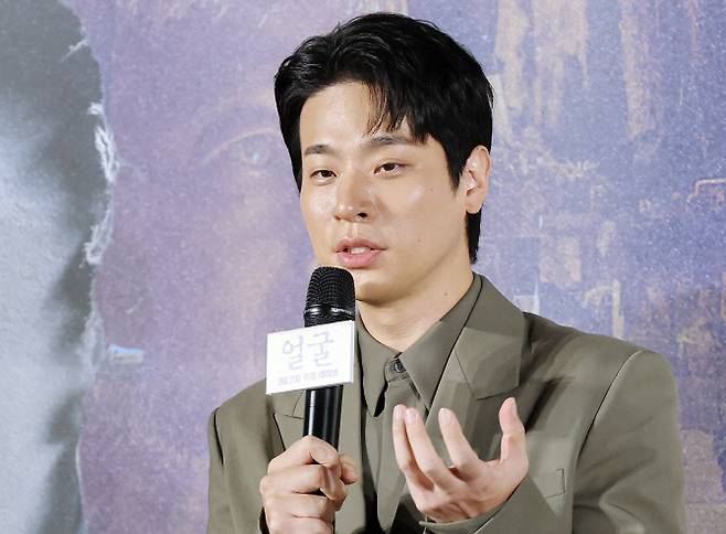 배우 박정민이 22일 서울 광진구 롯데시네마 건대입구점에서 열린 영화 ‘얼굴’ 제작보고회에서 질문에 답하고 있다.(사진=연합뉴스)