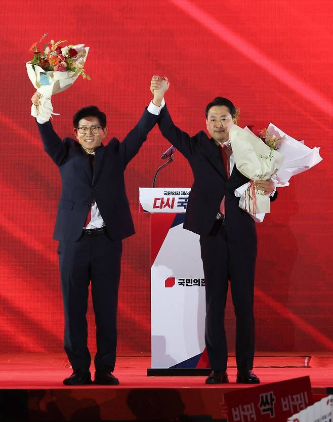 인사하는 김문수·장동혁 후보(사진=연합뉴스)