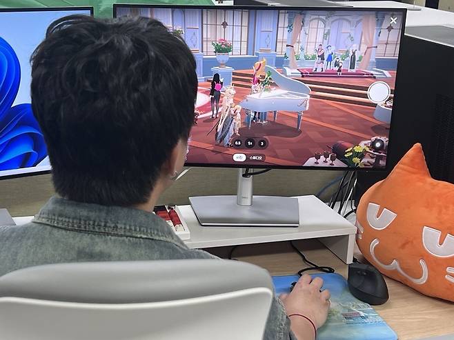 - 피아노를 자랑하는 곽성민 게임 디자이너