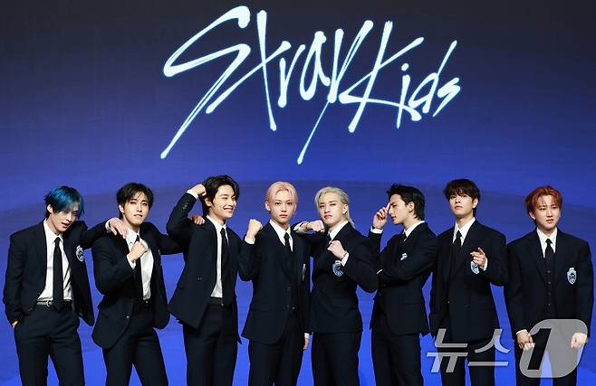 스트레이 키즈(Stray Kids) 리노(왼쪽부터)와 한, 아이엔, 필릭스, 방찬, 현진, 승민, 창빈이 22일 오전 서울 영등포구 콘래드호텔에서 열린 네 번째 정규 앨범 ‘KARMA’ 기자간담회에 참석해 포즈를 취하고 있다. ⓒ News1 권현진 기자