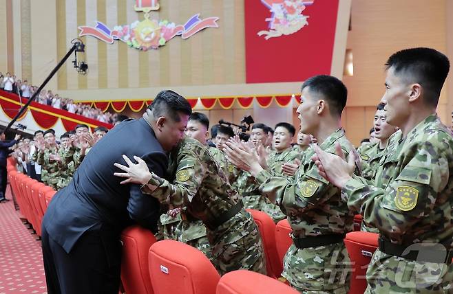 (평양 노동신문=뉴스1) = 북한 노동당 기관지 노동신문은 김정은 당 총비서가 귀국한 조선인민군 해외작전부대 주요지휘관에게 국가표창을 수여했다고 22일 보도했다. [국내에서만 사용가능. 재배포 금지. DB 금지. For Use Only in the Republic of Korea. Redistribution Prohibited] rodongphoto@news1.kr
