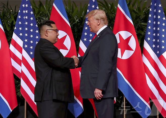 도널드 트럼프 미국 대통령의 첫 임기 때인 2018년 6월 12일(현지시간) 싱가포르 센토사 섬의 카펠라 호텔에서 김정은 북한 노동당 총비서와 트럼프 대통령이 합의문을 발표한 후 악수하고 있다. ⓒ 로이터=뉴스1 ⓒ News1 류정민 특파원