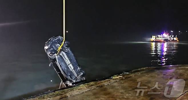목포해경이 2일 진도군 진도항에서 일가족 4명이 탑승한 차량을 인양하고 있다.(목포해경 제공. 재판매 및 DB 금지) 2025.6.3/뉴스1 ⓒ News1 박지현 기자