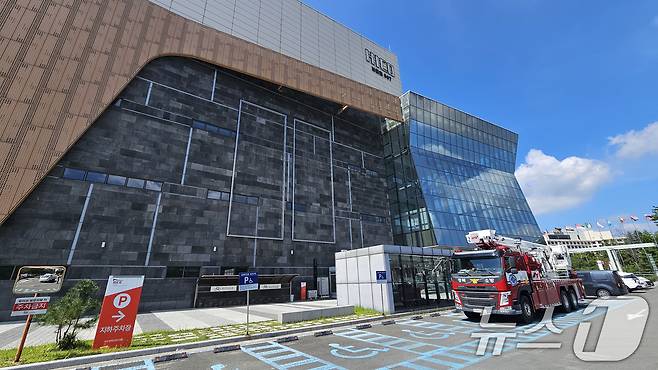 20일 APEC 2025 정상회의 회의장인 경주시 보문단지 내 화백컨벤션센터에서 마무리 공사가 진행 중인 가운데 소방당국이 화재 등에 대비해 점검하고 있다. 2025.8.20/뉴스1 ⓒ News1 최창호 기자