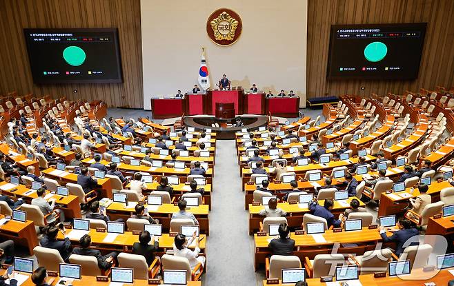 22일 오전 서울 여의도 국회 본회의장에서 한국교육방송공사법(EBS법) 개정안이 국민의힘 불참 속에 재적 298인, 재석 180인, 찬성 179인, 반대 1인, 기권 0인으로 통과되고 있다. 2025.8.22/뉴스1 ⓒ News1 안은나 기자