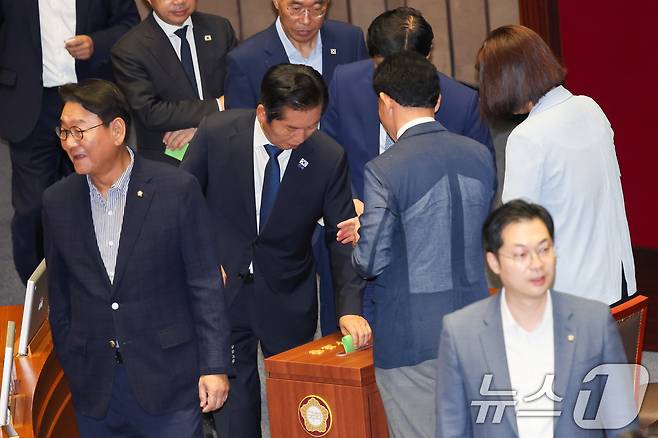 정청래 더불어민주당 대표가 22일 서울 여의도 국회 본회의장에서 한국교육방송공사법(EBS법) 개정안에 대한 무제한토론 종결동의의 건 무기명 투표를 하고 있다. 2025.8.22/뉴스1 ⓒ News1 안은나 기자