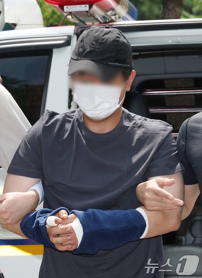 22일 오후 경기 용인시 기흥구 용인서부경찰서로 지인을 살해하고 도주한 30대 남성 A 씨가 압송되고 있다.  2025.8.22/뉴스1 ⓒ News1 김영운 기자