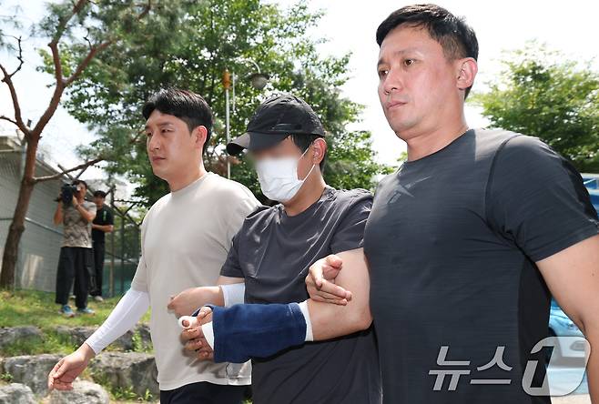 22일 오후 경기 용인시 기흥구 용인서부경찰서로 지인을 살해하고 도주한 30대 남성 A 씨가 압송되고 있다. 2025.8.22/뉴스1 ⓒ News1 김영운 기자