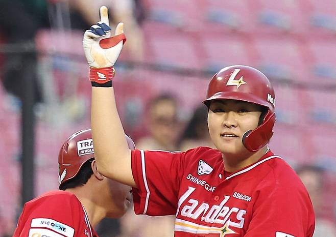 SSG 고명준이 20일 서울 잠실구장에서 열린 2025 KBO리그 두산전에서 2타점 3루타를 치고 손을 들어올리고 있다. 사진 | 연합뉴스