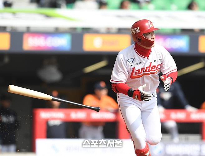 SSG 최지훈이 11일 인천 SSG랜더스필드에서 열린 2025 KBO리그 한화와 시범경기 3회말 1사 한화 선발 와이스를 상대로 2루타를 치고 있다. 문학 | 박진업 기자 upandup@sportsseou.lcom
