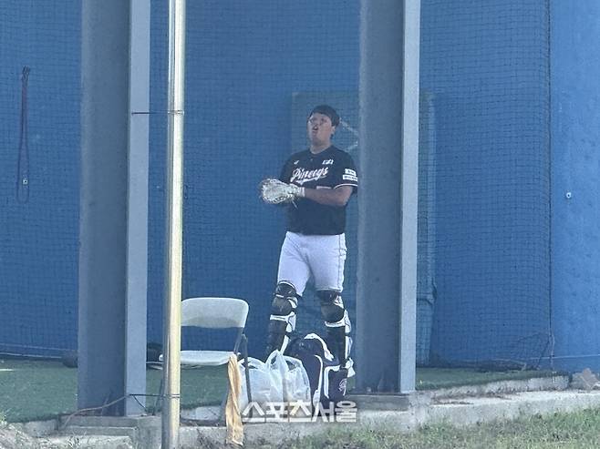 서준원이 불펜장에서 투수의 공을 받고 있다. 화성 | 박연준 기자 duswns0628@ssportsseoul.com