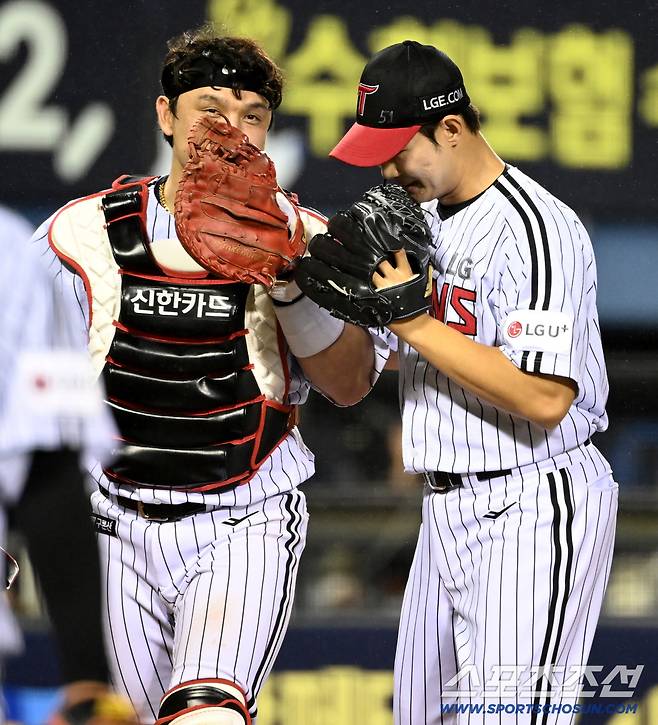 19일 잠실야구장에서 열린 롯데와 LG의 경기, 8회초 이닝을 끝낸 김영우 박동원 배터리가 이야기를 나누고 있다. 잠실=허상욱 기자wook@sportschosun.com/2025.07.19/