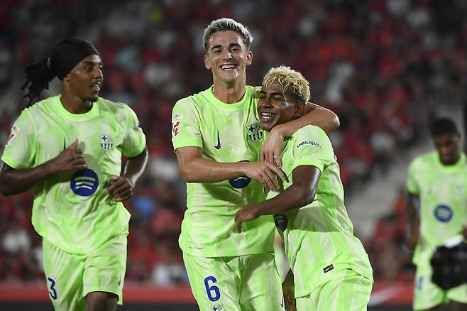 epa12305467 FC Barcelona's Lamine Yamal celebrates with teammates after scoring the 0-3 goal during the Spanish LaLiga soccer match between RCD Mallorca and FC Barcelona, in Palma de Mallorca, Spain, 16 August 2025.  EPA/CATI CLADERA<저작권자(c) 연합뉴스, 무단 전재-재배포, AI 학습 및 활용 금지>