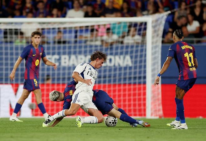 Soccer Football - Friendly - Joan Gamper Trophy - FC Barcelona v Como - Estadi Johan Cruyff, Barcelona, Spain - August 10, 2025 FC Barcelona's Gavi in action with Como's Nico Paz REUTERS/Bruna Casas<저작권자(c) 연합뉴스, 무단 전재-재배포, AI 학습 및 활용 금지>
