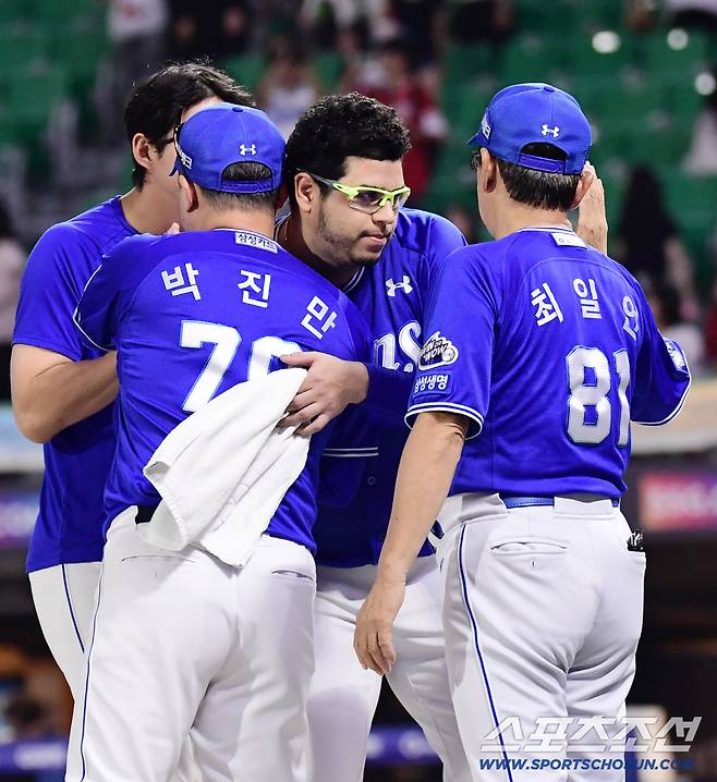 7일 인천 SSG랜더스필드에서 열린 SSG와 삼성의 경기. 삼성이 SSG에 승리하며 위닝시리즈를 달성했다. 경기 종료 후 후라도와 하이파이브를 나누고 있는 박진만 감독. 인천=송정헌 기자songs@sportschosun.com/2025.08.07/